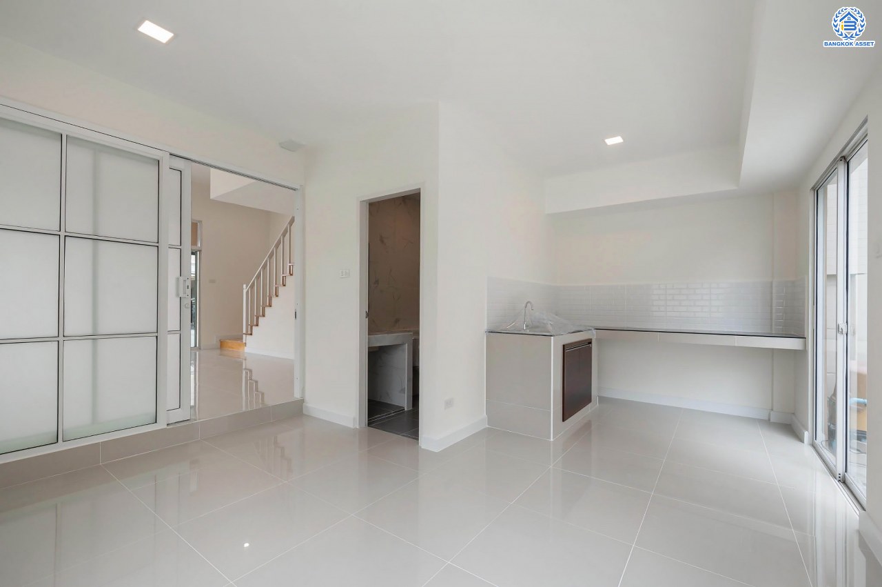 บ้านมือสองตกแต่งใหม่ โครงการ ปริญลักษณ์ วงแหวน-สาทร หลังมุม เนื้อที่ 36.9 ตร.ว. ฟังก์ชัน 3 ห้องนอน 4 ห้องน้ำ 2 ที่จอดรถ ภายในกว้าง พื้นที่ใช้สอยเยอะ บนทำเลเดินทางสะดวก ติดถนนกาญจนาภิเษก เชื่อมต่อถนนเพชรเกษม, ถนนกัลปพฤกษ์ ใกล้รถไฟฟ้าสายสีน้ำเงิน "สถานีหลักสอง"